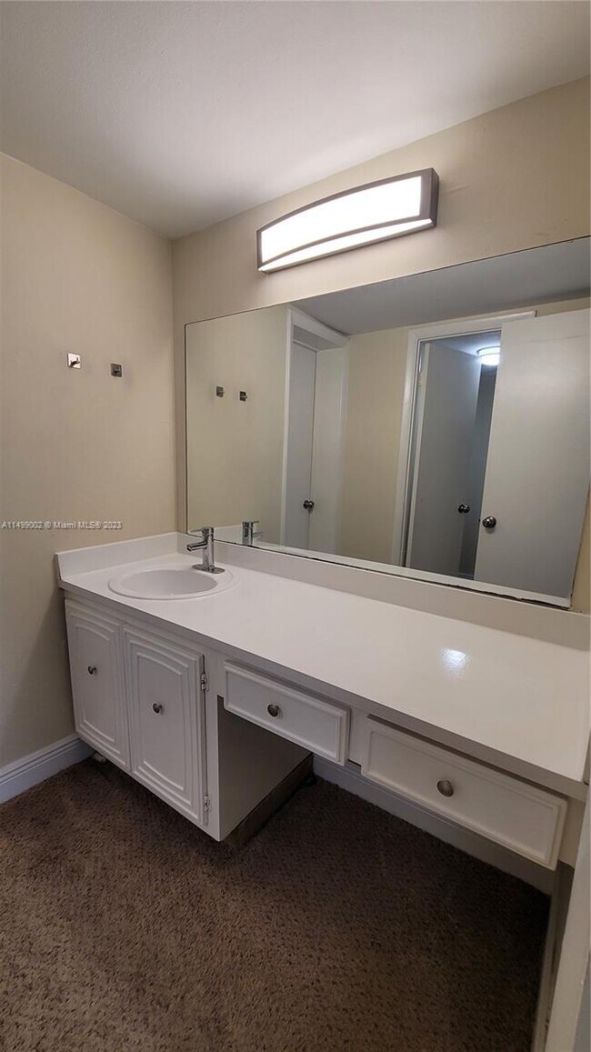 Foto del edificio - 494 NW 165th Street Rd