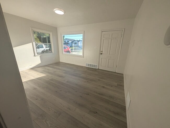 Building Photo - 285 Flint St