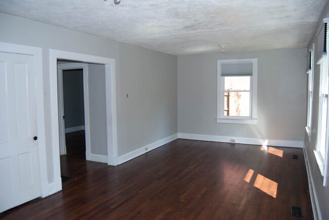 Building Photo - 22 Enka Orchard St
