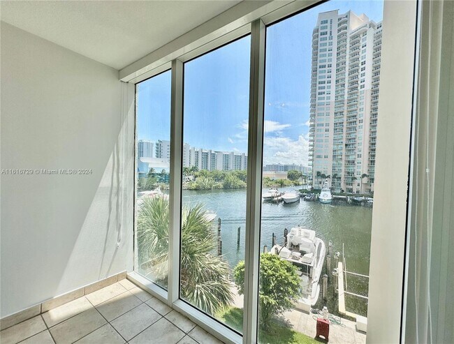 Foto del edificio - 3370 NE 190th St