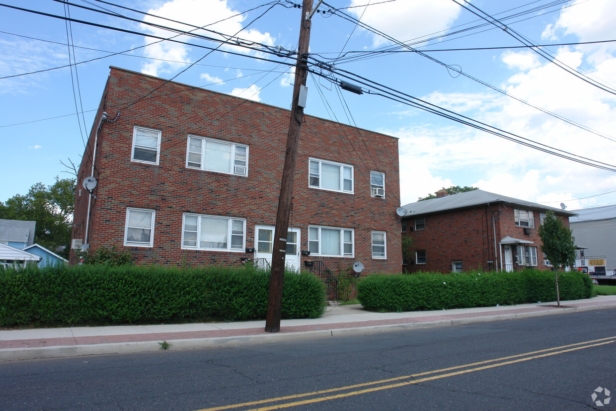 Primary Photo - 658-666 Roosevelt Ave