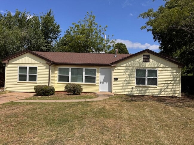 Brand New inside, great neighborhood and large fenced yard! Call us today to make this your new ... - Brand New inside, great neighborhood and large fenced yard!  Call us today to make this your new ... House
