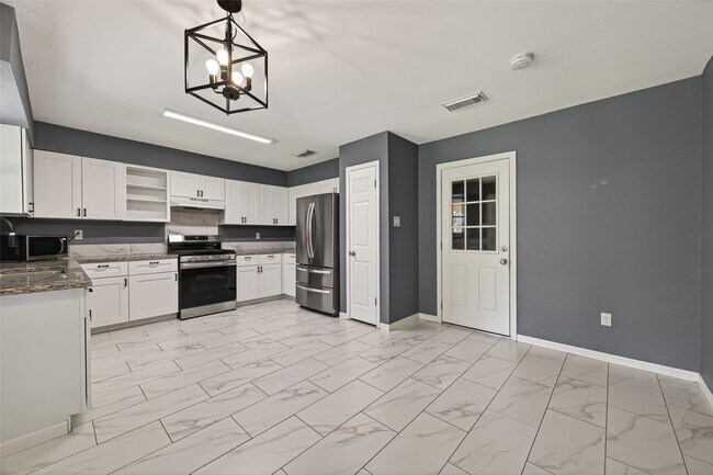 Building Photo - 24006 Lone Elm Dr