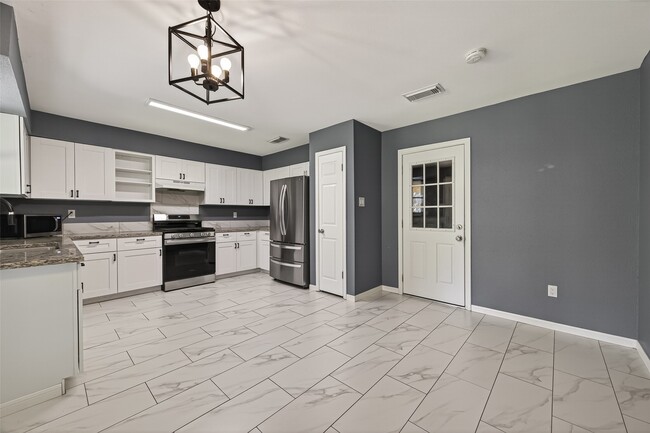 Foto del edificio - 24006 Lone Elm Dr