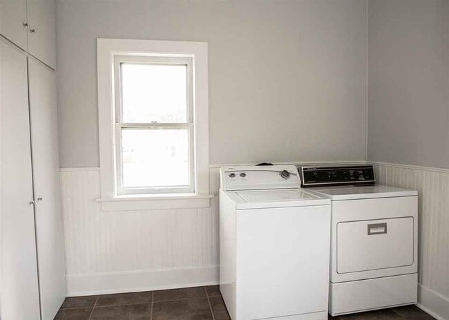 Building Photo - 108 N Main St