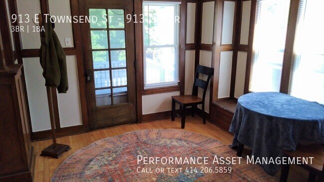 Building Photo - Beautiful 3BED/1BATH Riverwest Upper