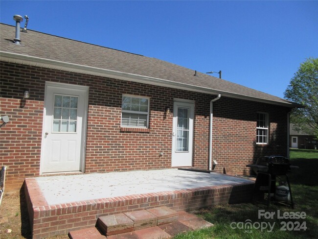 Foto del edificio - 2425 23rd St NE