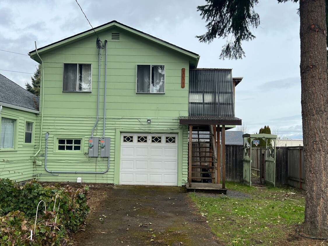 Primary Photo - Upstairs 1 bedroom apartment with garage!