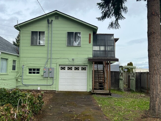 Upstairs 1 bedroom apartment with garage! - Upstairs 1 bedroom apartment with garage!