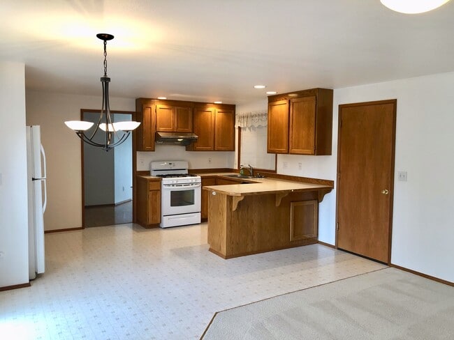 Building Photo - Recently updated Lynnwood Rambler in a quiet cul-de-sac