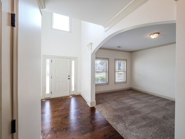 Building Photo - 512 Watercourse Way