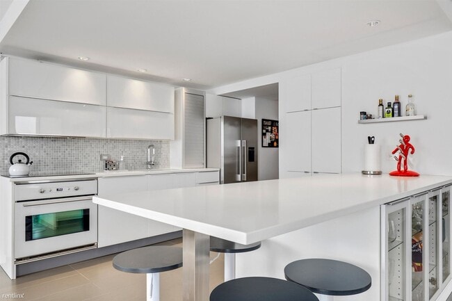 Building Photo - 1 br, 1.5 bath Condo - 5855 N Sheridan Rd