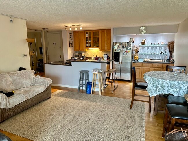 Foto del edificio - 16 E Old Willow Rd