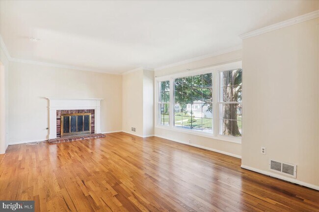 Foto del edificio - 8709 Sleepy Hollow Ln