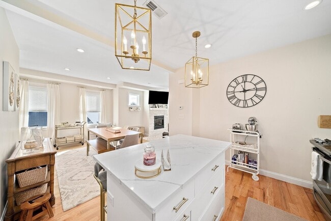 Building Photo - 11 Mason St