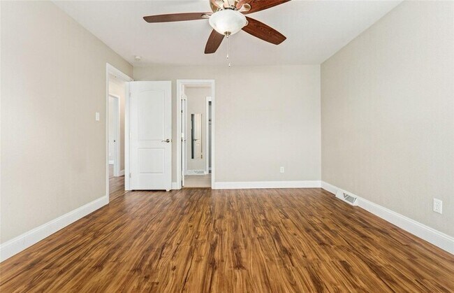 Foto del edificio - Spacious 4BR Home with Fenced Yard, Solar & Covered Patio in Walnut Hills