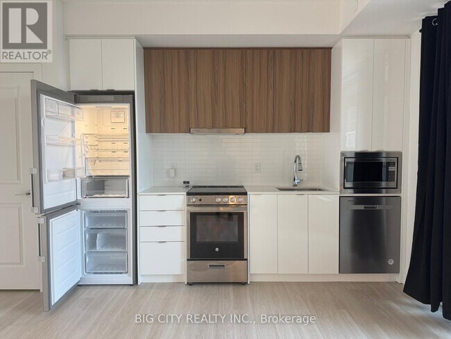 Building Photo - 30 Upper Mall Wy