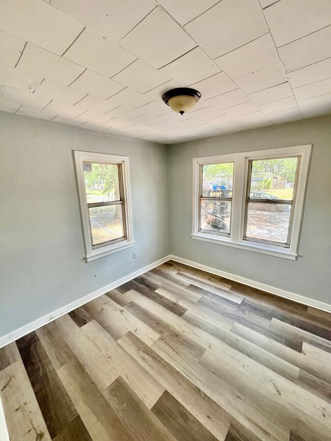 Building Photo - NICE 3BR/1BA Home With Large Yard, Covered...
