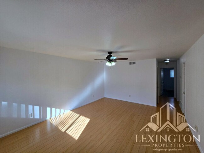 Building Photo - Stunning, 2BD/1BA, Condo in the Villaggio Community off Madison Ave. and Auburn Blvd.! ***Move-in...