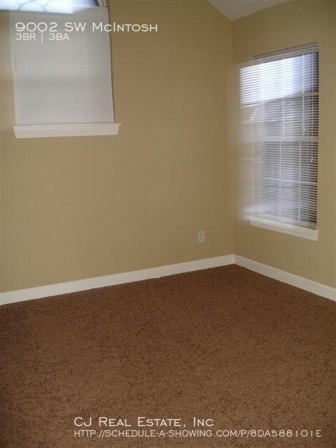 Building Photo - 9002 SW Macintosh Dr