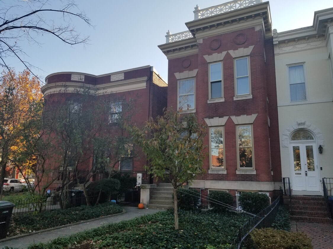 Foto principal - 727 Massachusetts Ave NE