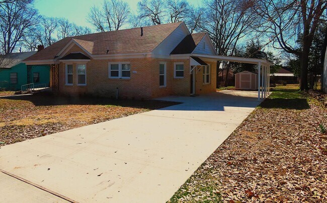Foto del edificio - Newly Renovated 2 Bedroom, 1 Bathroom Cottage w/ Large Backyard! Storage Building