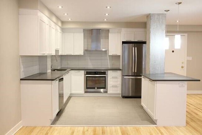 Building Photo - 3495 Rue de la Montagne