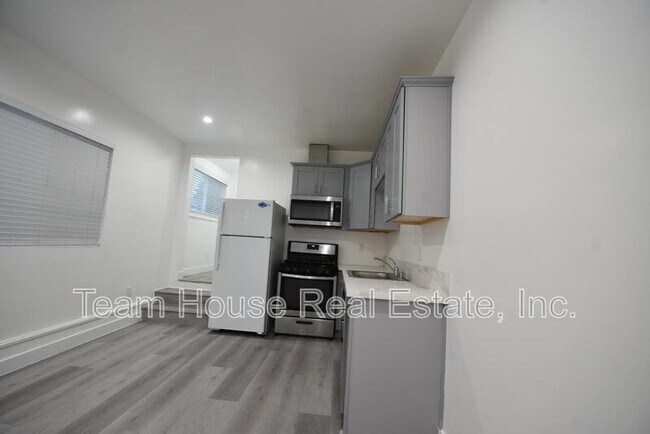 Building Photo - 7260 Yolanda Ave