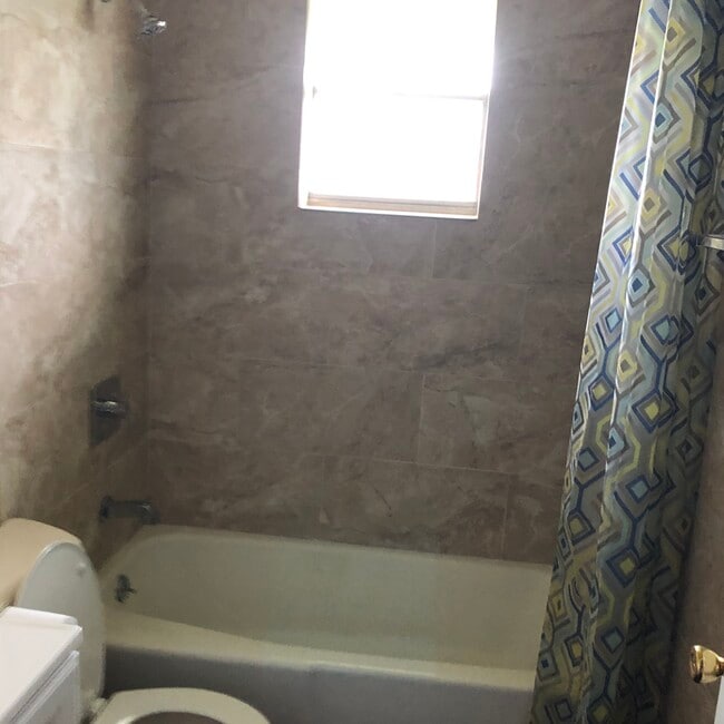 Building Photo - 641 west dr