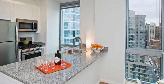 Foto del edificio - 505 W 37th St