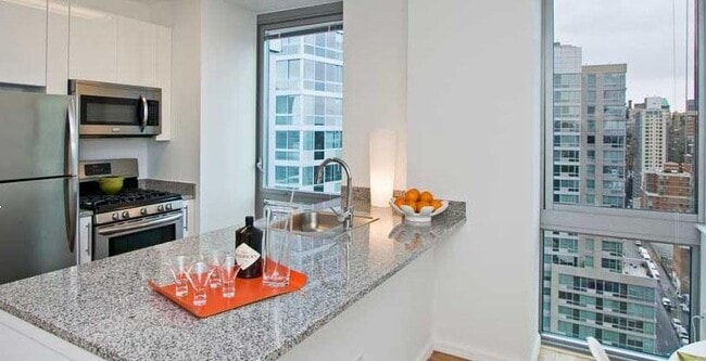Building Photo - 505 W 37th St