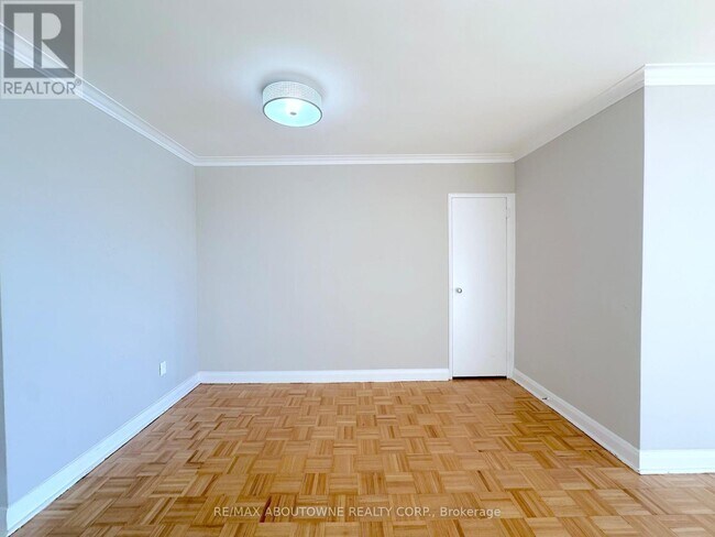 Photo du bâtiment - 276 St Clair Ave W