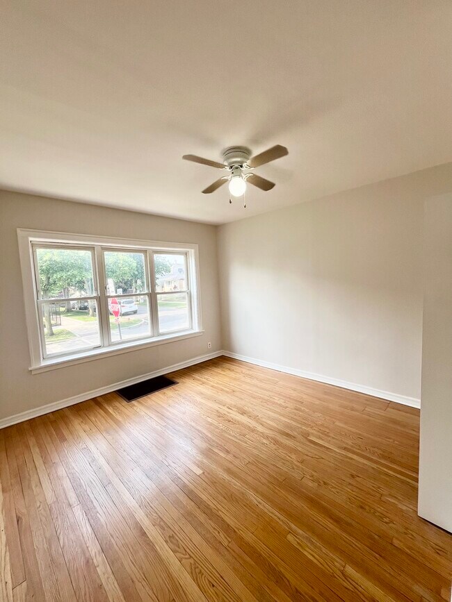 Foto del edificio - 4958 W Dickens Ave