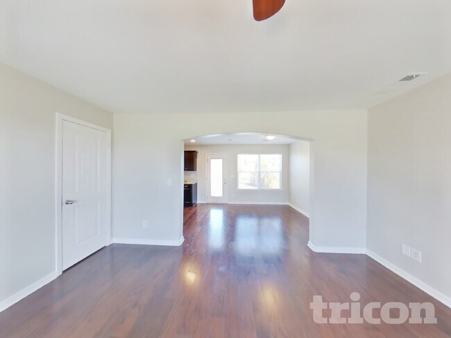 Foto del edificio - 323 Stratford Park Blvd