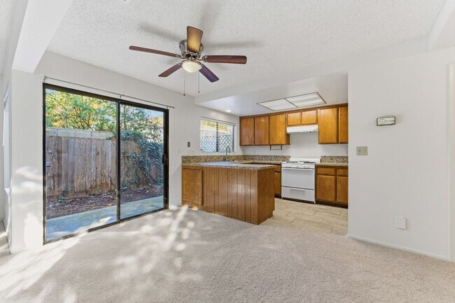 Foto del edificio - Spacious Westside Townhome Near Parks, Trails, and the Beach