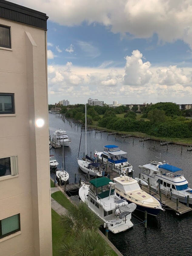 Foto principal - First Month Free !!!! 2 bedroom WATERFRONT...