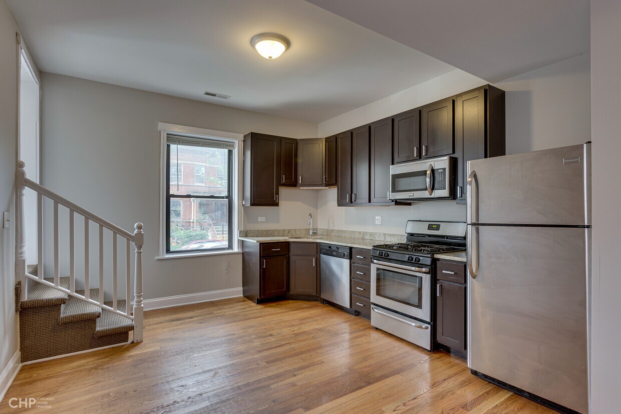 Primary Photo - 1060 W Balmoral Ave