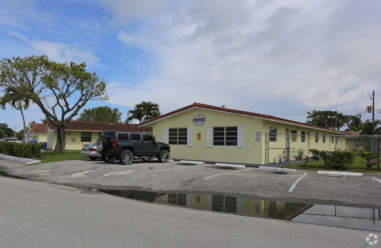 Building Photo - 1321-1331 Holly Heights Dr