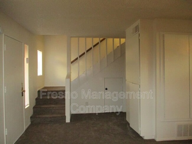 Building Photo - 815 S Demaree St