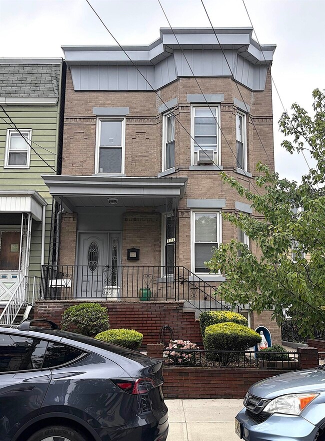 Building Photo - 111 Maple St