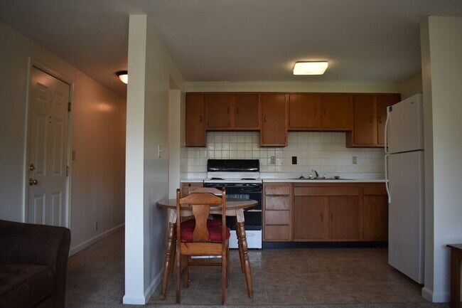 Open floor concept with kitchen - 438 Stewart St