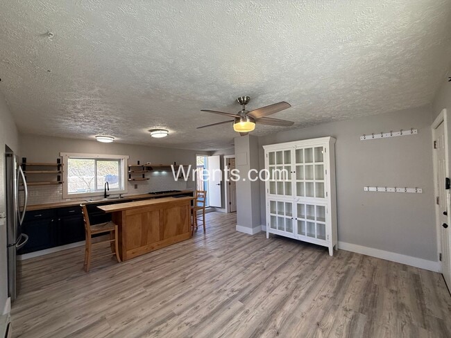 Foto del edificio - Cozy Lakeside Living on Long Lake – 2 Bed / 1 Bath Bungalow!