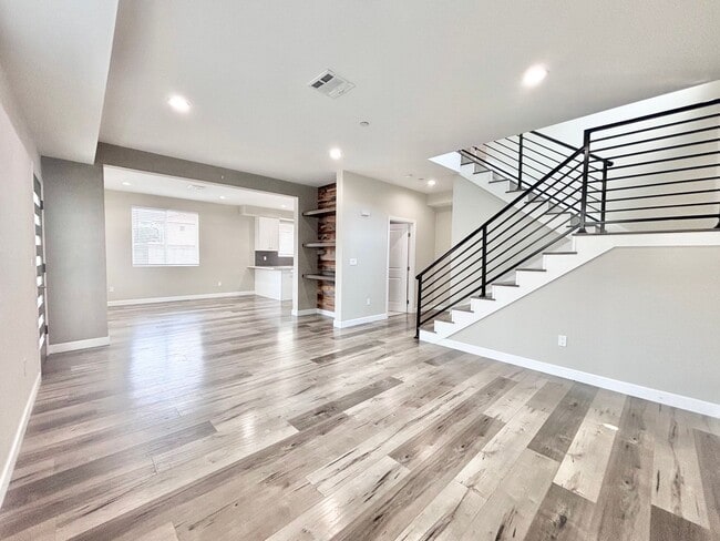 Building Photo - Gated Standalone Home w/ Attached Garage | 4-BR/5-BA | Sherman Oaks