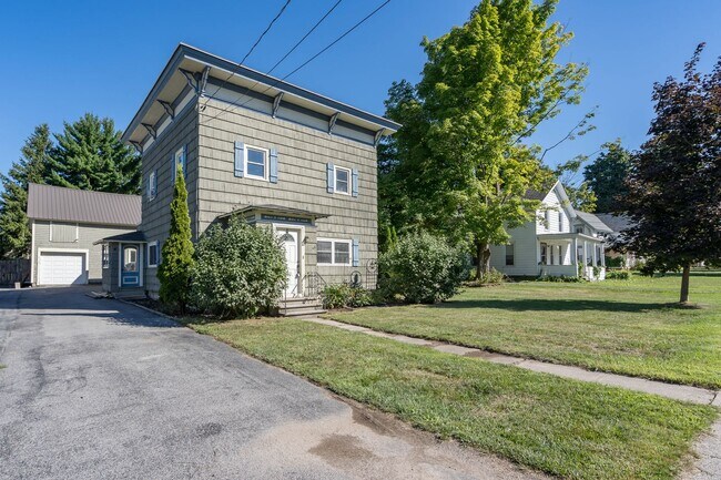 Building Photo - 4 Bed/ 2 Bath House For Rent With Garage &...