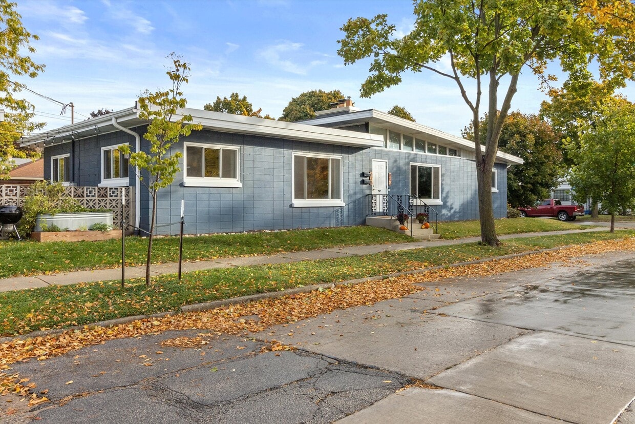 Primary Photo - 426 E Ohio Ave