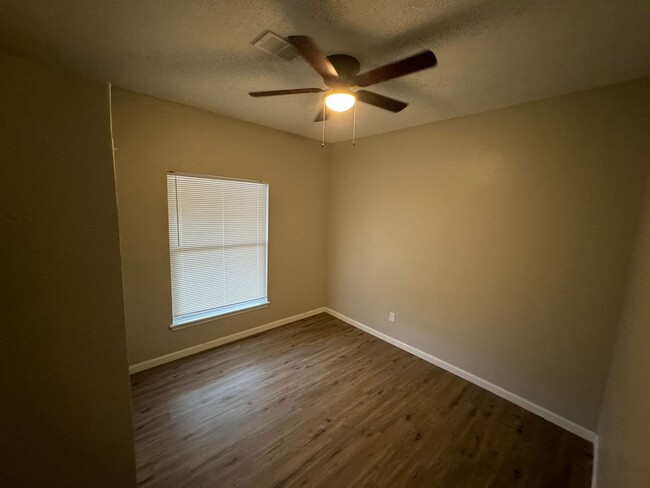 Building Photo - $1125- 3 bed 2 bath Single Family Home