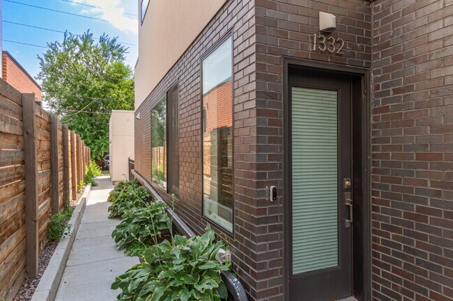 Foto del edificio - Beautiful Sloans lake Two Bed / Two and a ...