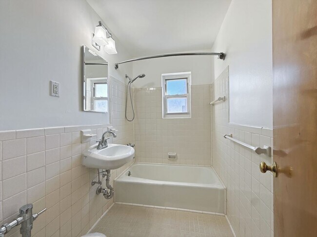Foto del edificio - 3240 Riverdale Ave