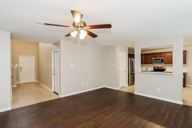 Foto del edificio - 6823 Clover Walk Ln