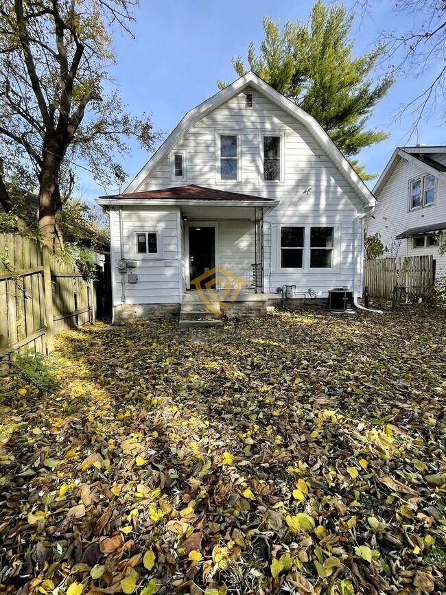 Building Photo - Updated, Riverside 3 Bedroom, 1 Bathroom H...